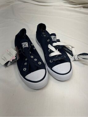 Gotta Flurt Navy Canvas Low-Top Sneakers with White Toe Size 7